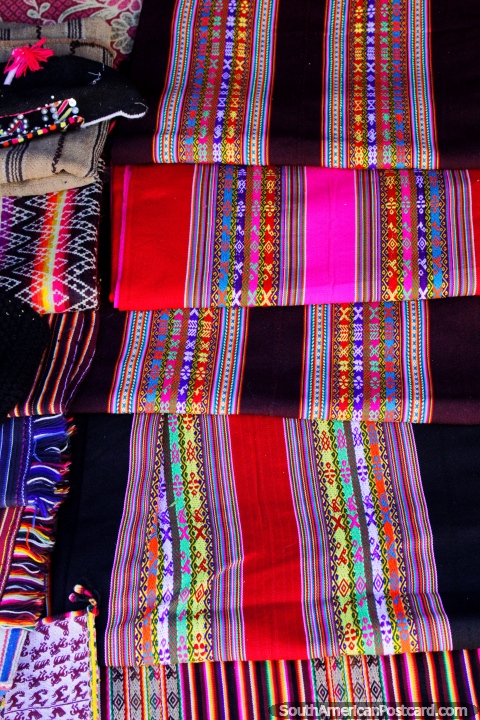 Xales tradicionais coloridos tecidos pelos habitantes locais de Puka-Puka, aldeia indïgena. (480x720px). Bolívia, América do Sul.