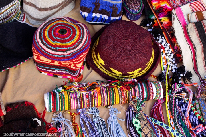Cálidos sombreros para vestir y muñequeras en venta en el pueblo indígena de Puka-Puka. (720x480px). Bolivia, Sudamerica.