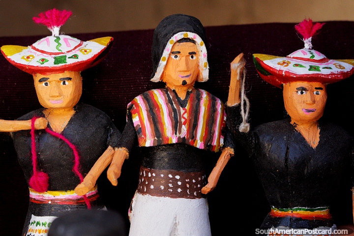 3 figuras de madera representando la cultura en Puka-Puka, sombreros tradicionales y ropa. (720x480px). Bolivia, Sudamerica.