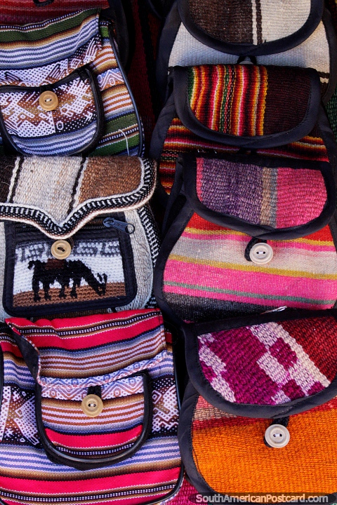 Bolsos con hermosos diseños y colores, tejidos por las mujeres en Puka-Puka. (480x720px). Bolivia, Sudamerica.
