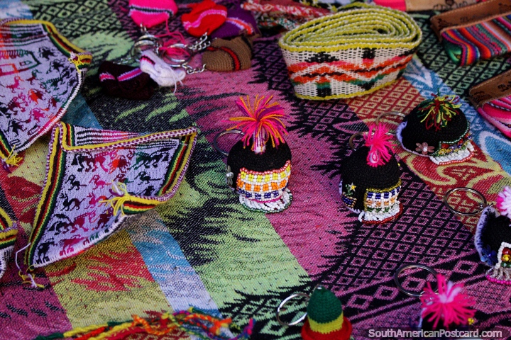 Artes y artesanas finamente tejidas con mucho detalle por los lugareos de Puka-Puka. (720x480px). Bolivia, Sudamerica.