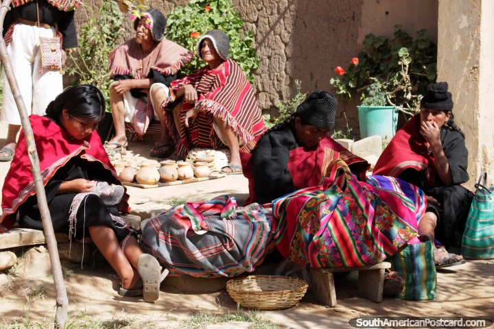 As mulheres tecem-se e os homens fazem a cerâmica, as pessoas na aldeia em Puka-Puka. (720x480px). Bolívia, América do Sul.