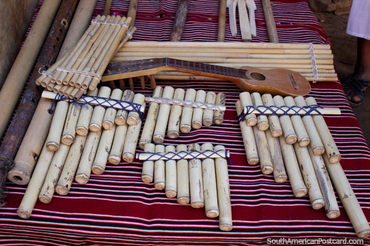 Tubos de bambú y instrumentos de cuerda en venta en la aldea indígena de Puka-Puka. (720x480px). Bolivia, Sudamerica.