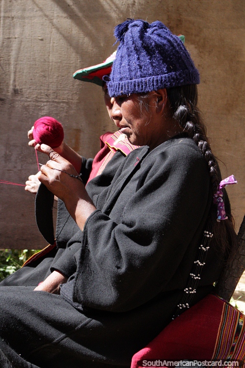 A mulher une-se com a lã azul, talvez será outro chapéu azul, Puka-Puka. (480x720px). Bolívia, América do Sul.