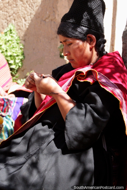 Puka-Puka es un lugar cerca de Sucre donde puedes ver a las mujeres locales tejiendo ropa y artesanías. (480x720px). Bolivia, Sudamerica.