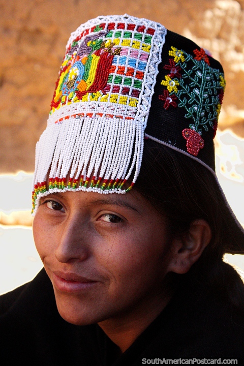 Mujer con un sombrero tradicional finamente tejido en el pueblo de Puka-Puka. (480x720px). Bolivia, Sudamerica.