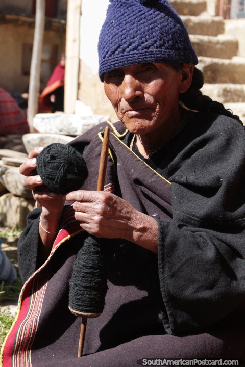 Métodos tradicionales de tejido de lana demostrados por las mujeres en el pueblo Puka-Puka. (480x720px). Bolivia, Sudamerica.