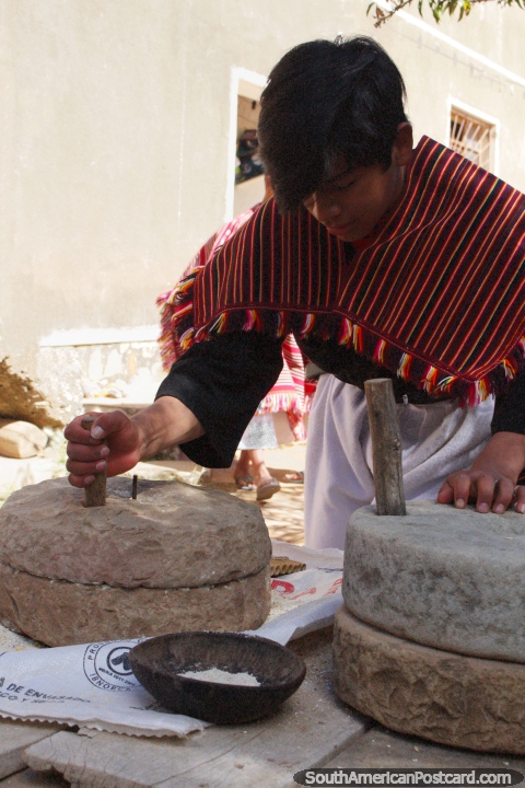 Moler el trigo en polvo con una piedra para tornear, formas tradicionales de los habitantes de Puka-Puka. (480x720px). Bolivia, Sudamerica.