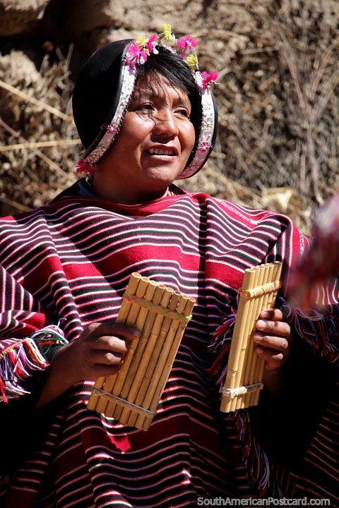 Uma realizao de msica usando instrumentos tradicionais na aldeia em Puka-Puka. (480x720px). Bolvia, Amrica do Sul.