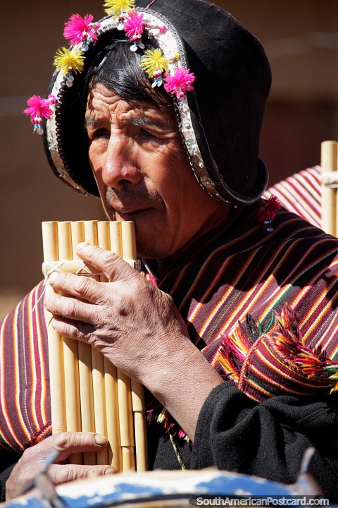Realizao musical em tubos de soco de madeira depois da festa na aldeia indgena em Puka-Puka. (480x720px). Bolvia, Amrica do Sul.