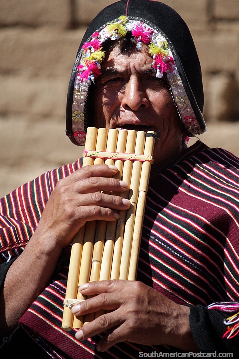 Música tradicional executada pelas pessoas de Puka-Puka em vestido tradicional. (480x720px). Bolívia, América do Sul.