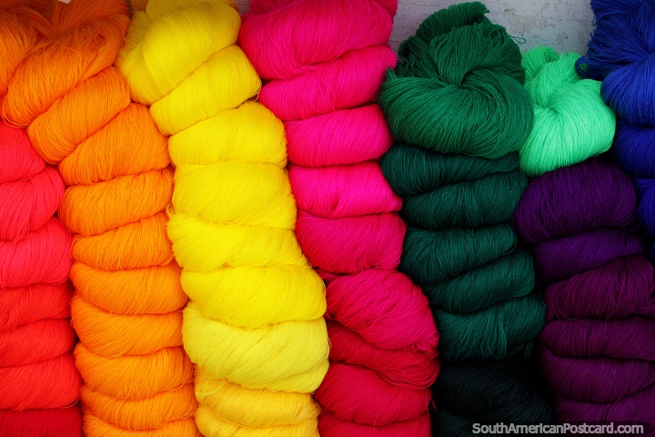 Lã em uma variedade de cores, brilhantes e escuras, para venda no mercado de Tarabuco. (720x480px). Bolívia, América do Sul.