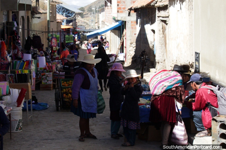 Rua em Tarabuco com várias mercadorias de venda em dia de mercado (domingo). (720x480px). Bolívia, América do Sul.