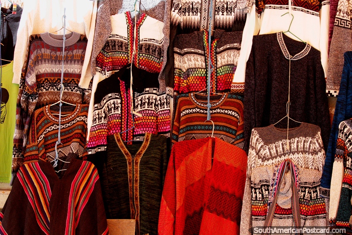 Variedade de tecidos jérsei tricotados lanosos de venda na rua em Tarabuco. (720x480px). Bolívia, América do Sul.