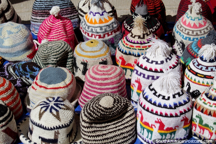 Uma variedade de chapéus de lã quentes de venda no mercado de Tarabuco famoso. (720x480px). Bolívia, América do Sul.
