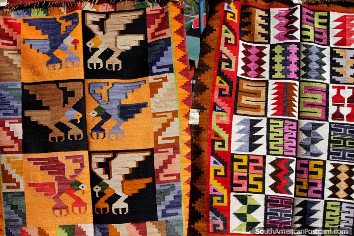 Tapices o tapetes finamente tejidos, bellamente diseados, en el mercado de Tarabuco. (720x480px). Bolivia, Sudamerica.