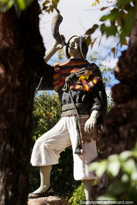 El hombre indgena sopla un cuerno de vacas Ildefonso Carrillo, Caudillo de Jumbate, monumento de un hombre indgena en la plaza de Tarabuco. (480x720px). Bolivia, Sudamerica.