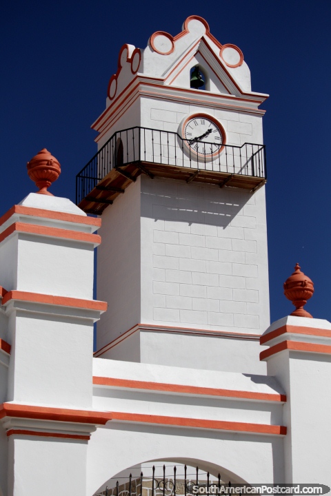 Iglesia blanca junto a la plaza de Tarabuco, con reloj y campanario. (480x720px). Bolivia, Sudamerica.