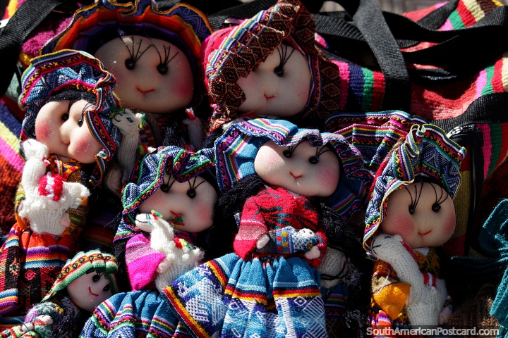 Bonecas suaves em vestidos coloridos bonitos, para venda no mercado de Tarabuco. (720x480px). Bolvia, Amrica do Sul.