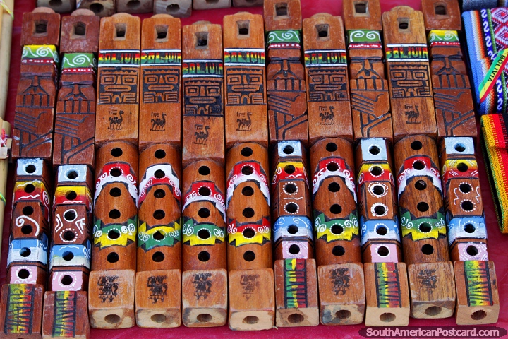 Pequenos registradores de madeira ou tubos de vento, toque a msica tradicional, mercado de Tarabuco. (720x480px). Bolvia, Amrica do Sul.