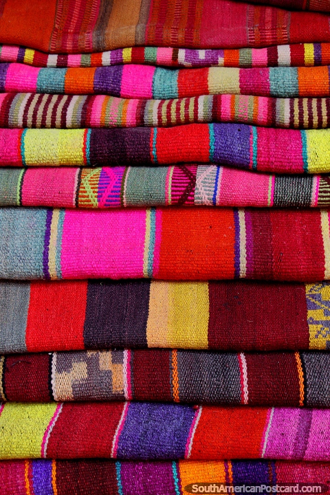 Los colores tradicionales de las mantas para envolver a su alrededor en la mayor altitud en Tarabuco. (480x720px). Bolivia, Sudamerica.