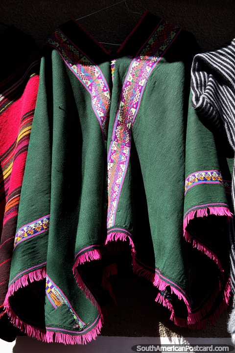 Xale verde com decoraes purpreas, usadas por homens, para venda no mercado de Tarabuco. (480x720px). Bolvia, Amrica do Sul.