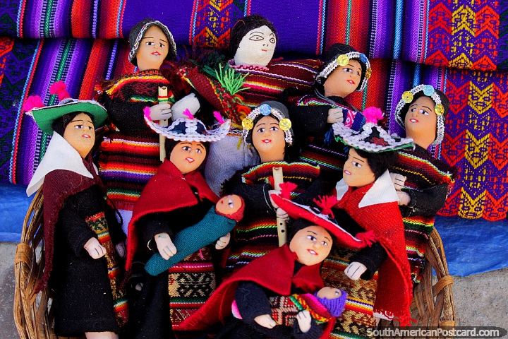 Bonecas indïgenas com instrumentos musicais e bebês, lembranças em mercado de Tarabuco. (720x480px). Bolívia, América do Sul.