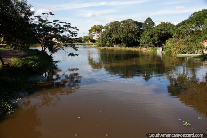 El Arroyo San Juan fluye alrededor del centro de Trinidad, hermosas aguas. (720x480px). Bolivia, Sudamerica.