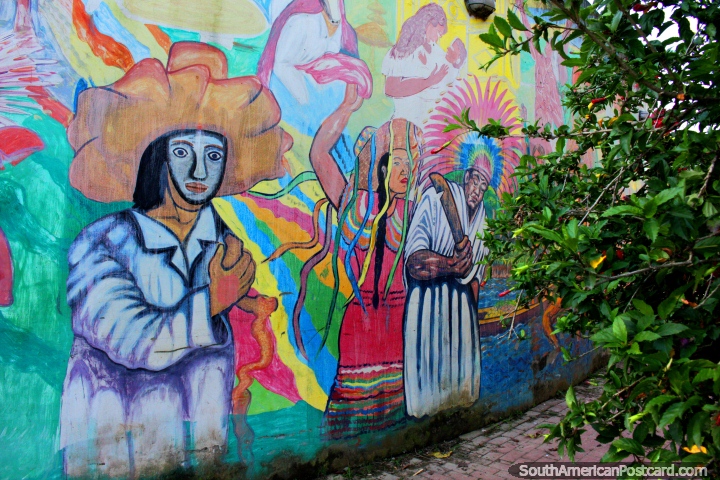Pessoas em trajes e mscaras, um trabalho de arte de rua em Trinidad. (720x480px). Bolvia, Amrica do Sul.