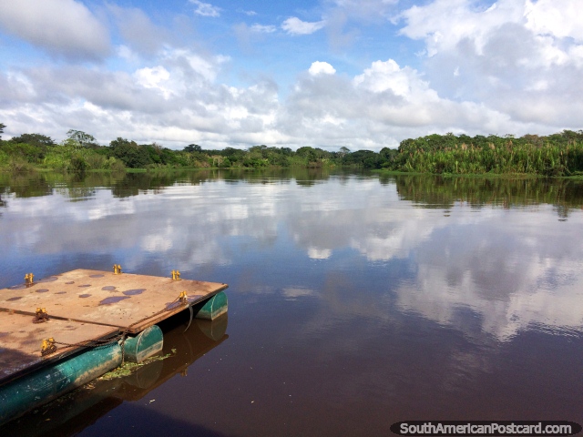 A las 9:30am, el Río Mamore en Trinidad, está a punto de comenzar un recorrido de un día por los humedales. (640x480px). Bolivia, Sudamerica.