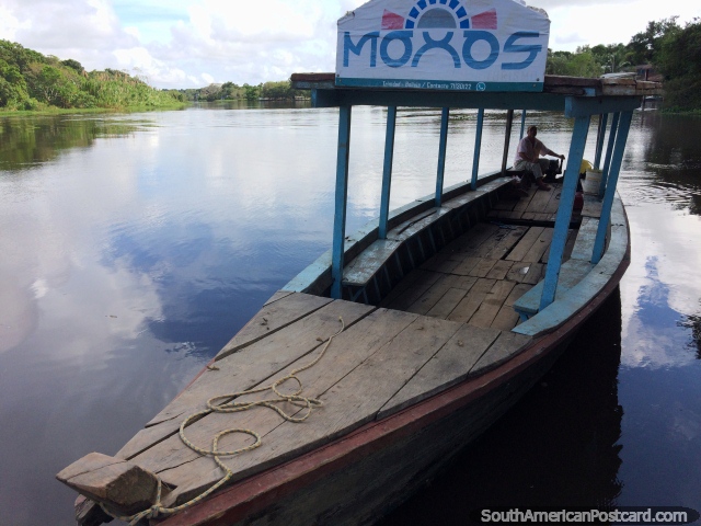 Tour en bote de Moxos Tours, listo para sacarme a buscar vida silvestre para el día en Trinidad. (640x480px). Bolivia, Sudamerica.