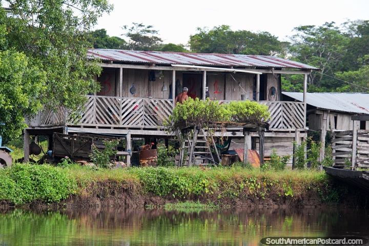 Casa de cabana de madeira, um lugar bonito de viver junto do Rio Mamore em Trinidad. (720x480px). Bolívia, América do Sul.
