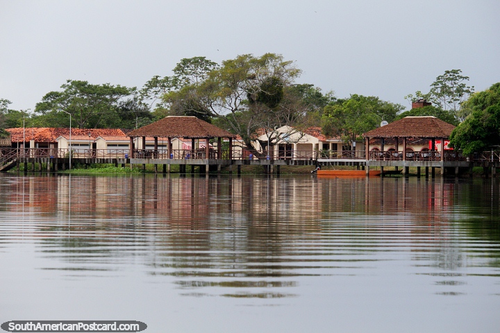 Puerto y comunidad en la cuenca del Amazonas junto al ro Mamore en Trinidad. (720x480px). Bolivia, Sudamerica.