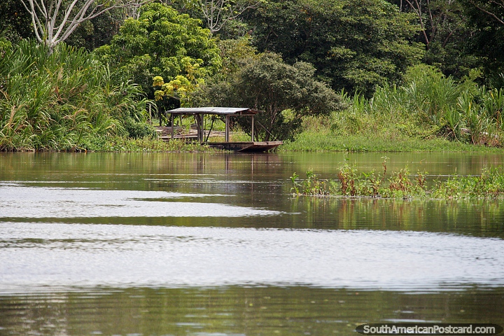 O barco de rio de madeira amarra-se em um lugar remoto na selva em volta do Rio Mamore em Trinidad. (720x480px). Bolvia, Amrica do Sul.