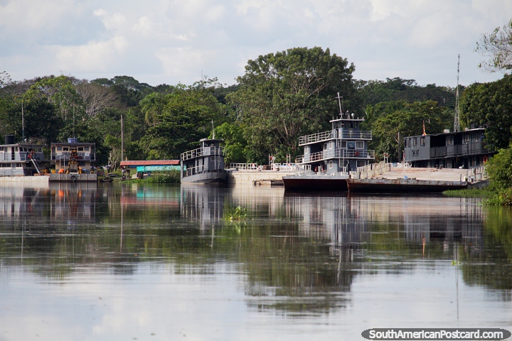 Os grandes barcos de casa e os barcos de puxo amarram-se em um porto no Rio Mamore em Trinidad. (720x480px). Bolvia, Amrica do Sul.