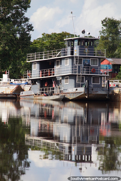 Um 3 barco de nvel amarrado no porto no rio em Trinidad, alise guas. (480x720px). Bolvia, Amrica do Sul.