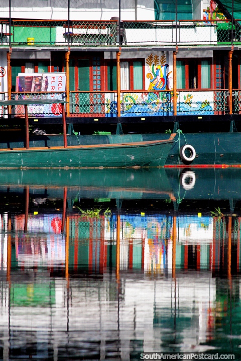 Reflexes espetaculares na gua de um barco colorido no Rio Mamore em Trinidad. (480x720px). Bolvia, Amrica do Sul.