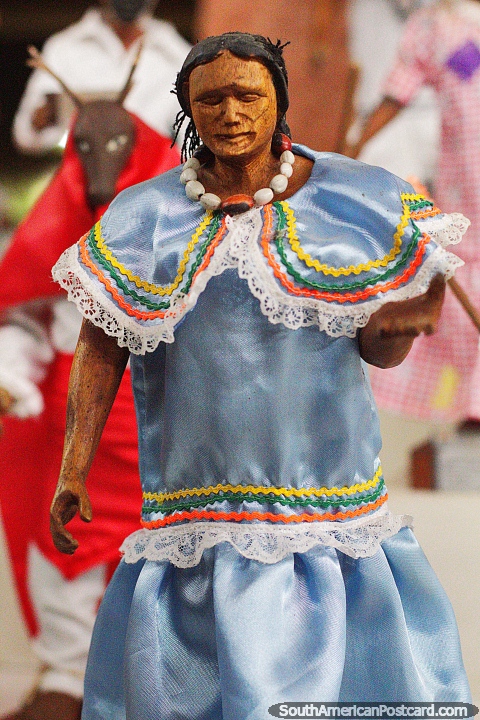 Figura em roupa tradicional, um de muitos em monitor em Museu Etnoarqueologico Kenneth Lee, um museu em Trinidad. (480x720px). Bolvia, Amrica do Sul.