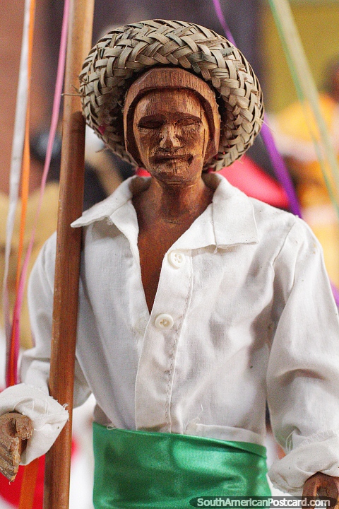 Bailarín llamado El Sarao, figura en traje tradicional de blanco y verde, Museo Etnoarqueológico Kenneth Lee, Trinidad. (480x720px). Bolivia, Sudamerica.