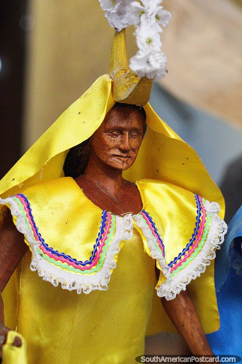 O bailarino vestiu-se em amarelo, figura em exposição, museu em Trinidad - Museu Etnoarqueologico Kenneth Lee. (480x720px). Bolívia, América do Sul.