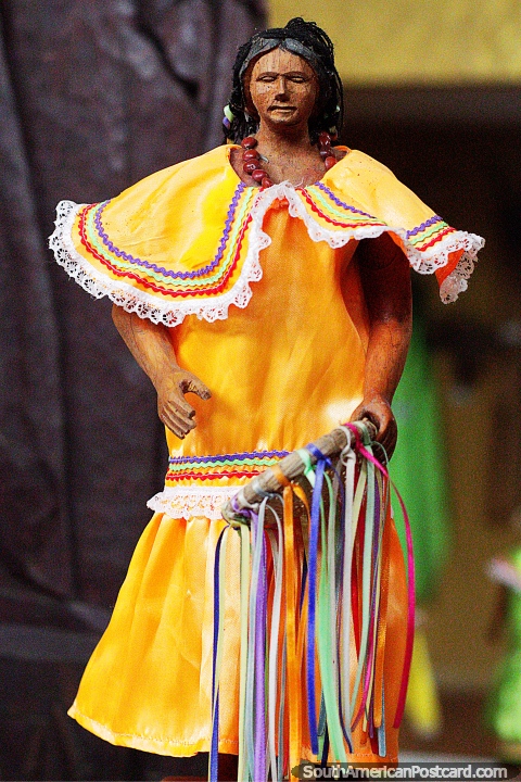 Las Mozoras, bailarina del pueblo Mojo vestida de amarillo, figura cultural en el Museo Kenneth Lee en Trinidad. (480x720px). Bolivia, Sudamerica.