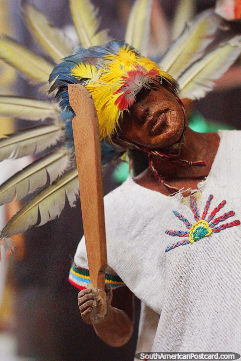 Machetero de Trinidad, figura con un sombrero de plumas y club de madera, figura cultural en el Museo Kenneth Lee en Trinidad. (480x720px). Bolivia, Sudamerica.