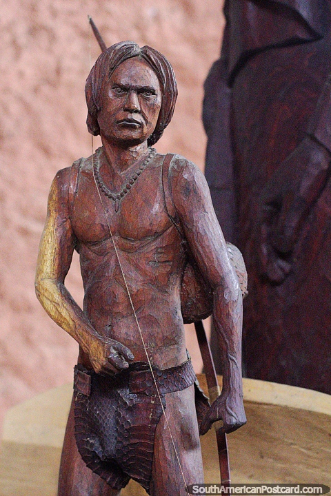 Escultura de madera de un hombre nativo, una de las muchas bellas figuras culturales expuestas en el Museo Kenneth Lee, Trinidad. (480x720px). Bolivia, Sudamerica.