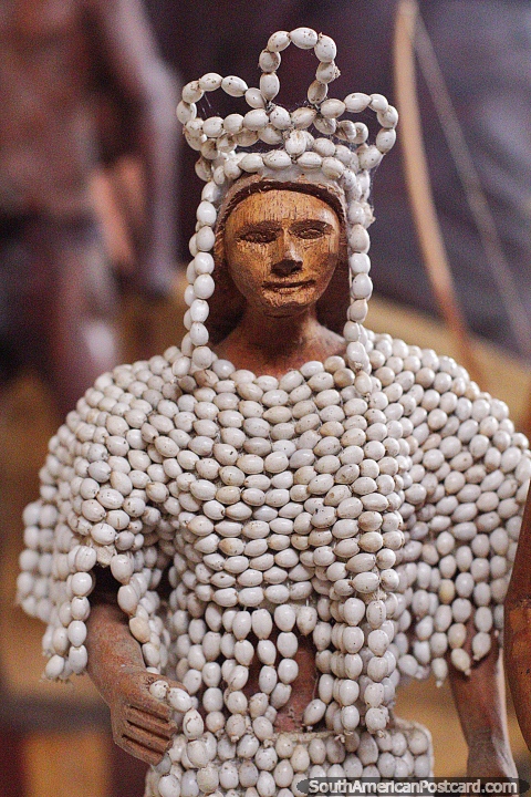 Los Totachi, um bailarino religioso vestiu-se em um traje de contas ou conchas, Museu de Kenneth Lee em Trinidad. (480x720px). Bolívia, América do Sul.
