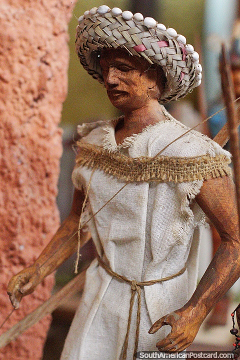 Los Chimanes, bailarino nativo de San Borja, homem com um chapéu de palha, Museu de Kenneth Lee, Trinidad. (480x720px). Bolívia, América do Sul.