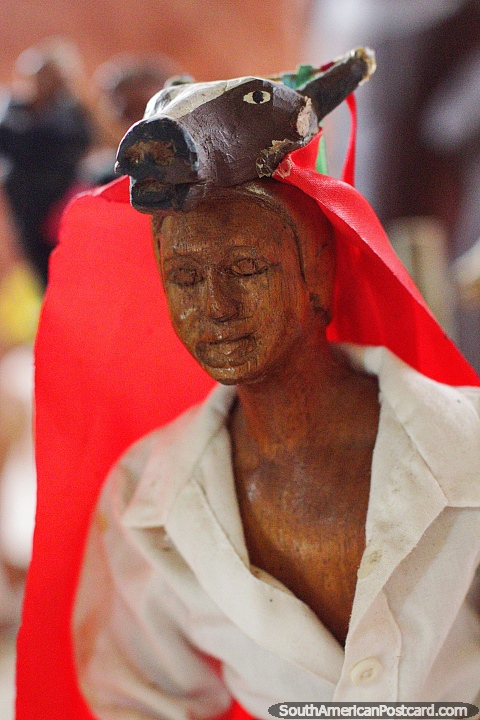 El Torito, máscara hecha de madera de cabeza de toro, representa la valentía de los nativos, el Museo Kenneth Lee, Trinidad. (480x720px). Bolivia, Sudamerica.