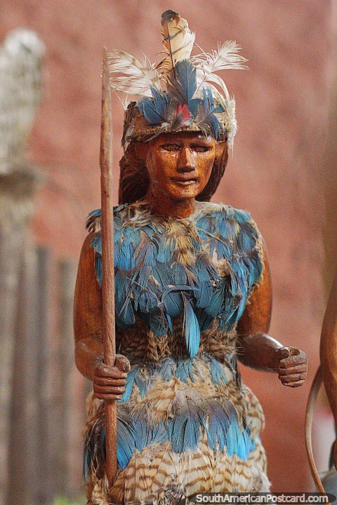 Los Siriono, una bailarina nativa vestida con un espectacular vestido de plumas azules, figura en exhibicin en el Museo Kenneth Lee, Trinidad. (480x720px). Bolivia, Sudamerica.