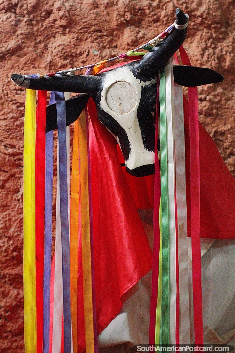 Mscara de toros, utilizada en bailes para simbolizar el coraje de los nativos, el Museo Kenneth Lee, Trinidad. (480x720px). Bolivia, Sudamerica.