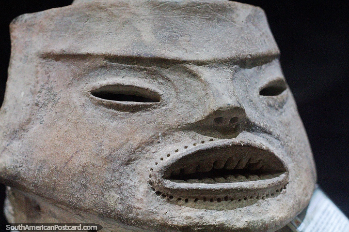 Máscara de cerámica con pequeños agujeros alrededor de la boca, arqueología en el Museo Kenneth Lee en Trinidad. (720x480px). Bolivia, Sudamerica.