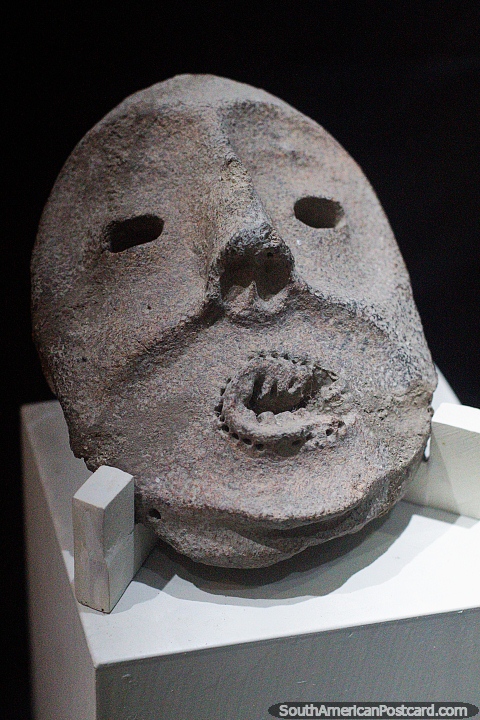Cara esculpida de uma rocha, em monitor em Museu de Kenneth Lee em Trinidad. (480x720px). Bolívia, América do Sul.